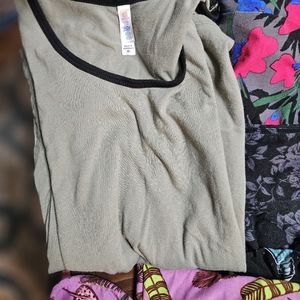 Lularoe Lot. 2 shirts 16 printed leggings.